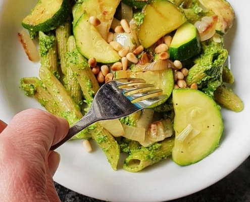 Pasta-met-spinazie-pesto-en-courgette-duurzamekeuzes-header kidsproof vegetarische pasta pesto