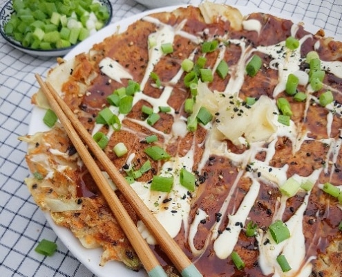 Hartige Japanse pannenkoek met kool okonomiyaki
