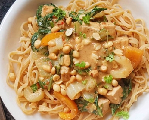 Pinda-noedels-met-tofu-en-paksoi-header Pinda noedels met tofu en paksoi