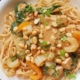 Pinda noedels met tofu en paksoi