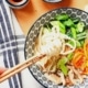 Udon noedelsoep met paksoi en shiitake