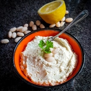 Zelfgemaakt en gezond vegan broodbeleg witte bonenspread