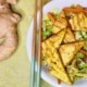 Roerbak met groene kool en mango tofu