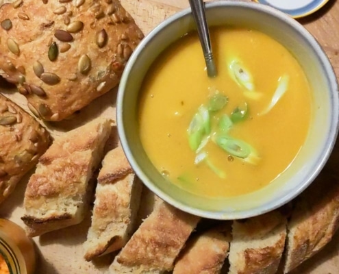 Pindasoep met zoete aardappel met brood Pindasoep met zoete aardappel
